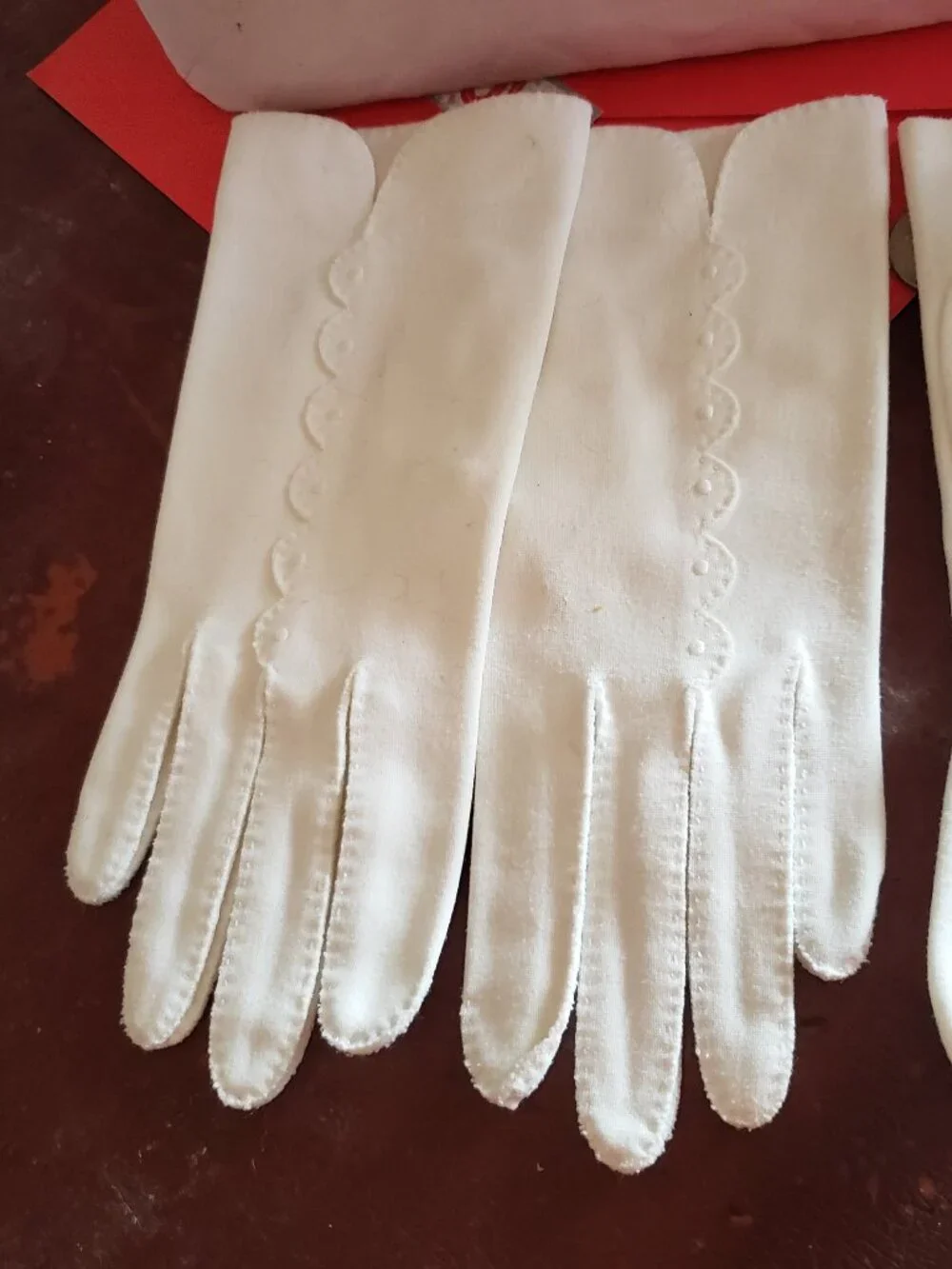 VINTAGE GLOVE BOX AND 2 PAIR OF WHITE VINTAGE VAN RAALTE AND FOWNES GLOVES